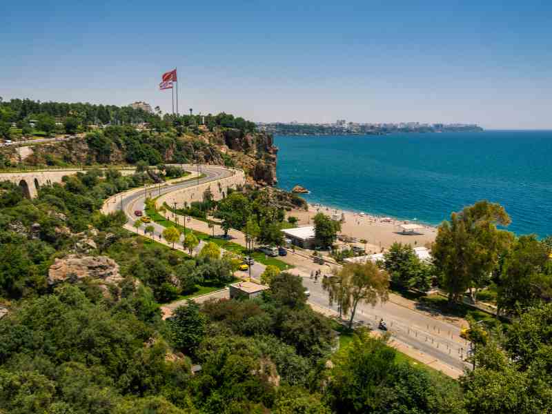 Weiter Sandstrand bei Belek, ruhige See, Pinien im Hintergrund. Weiter Sandstrand bei Belek, ruhige See, Pinien im Hintergrund.