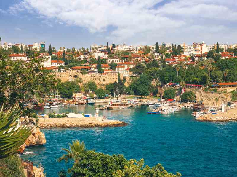 Antalya Altstadt (Kaleiçi) mit Hafen und historischen Häusern. Antalya Altstadt (Kaleiçi) mit Hafen und historischen Häusern.