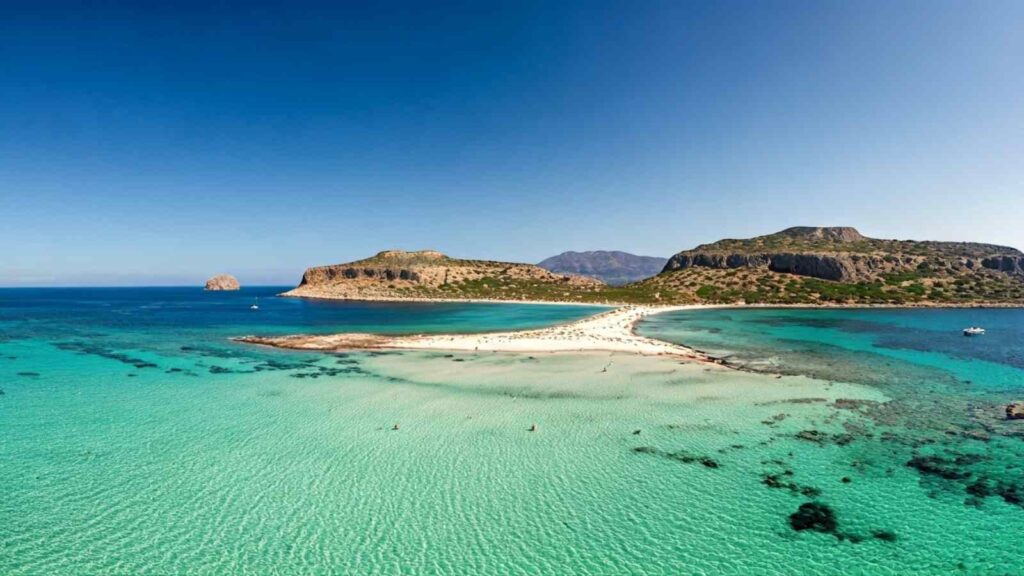 Balos-Lagune auf Kreta mit türkisblauem Wasser und Sandnehrung (Luftaufnahme) Balos-Lagune auf Kreta mit türkisblauem Wasser und Sandnehrung (Luftaufnahme)
